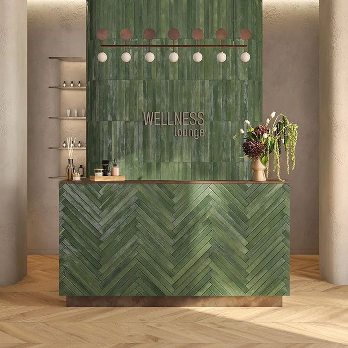 Lounge con bancone e rivestimento in gres porcellanato effetto mattoncino della collezione Iridescent di Ceramica Rondine, formato 4.8x45 cm, colore Green