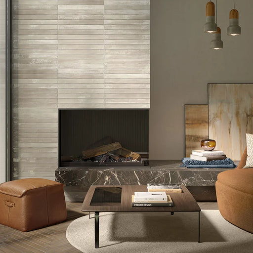 Salotto con rivestimento camino in gres porcellanato effetto mattoncino della collezione Iridescent di Ceramica Rondine, formato 4.8x45 cm, colore Grey