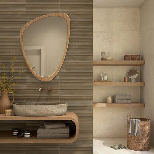 Bagno moderno con lavabo in pietra e mobile sospeso in legno, rivestimento  in gres porcellanato effetto mattoncino a rilievo della collezione Iridescent di Ceramica Rondine, formato 4.8x45 cm, colore 3D Hump Moka