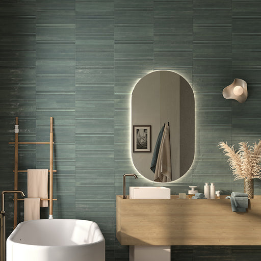 Bagno moderno con mobile in legno e rivestimento in gres porcellanato effetto mattoncino della collezione Iridescent di Ceramica Rondine, formato 4.8x45 cm, colore Ocean