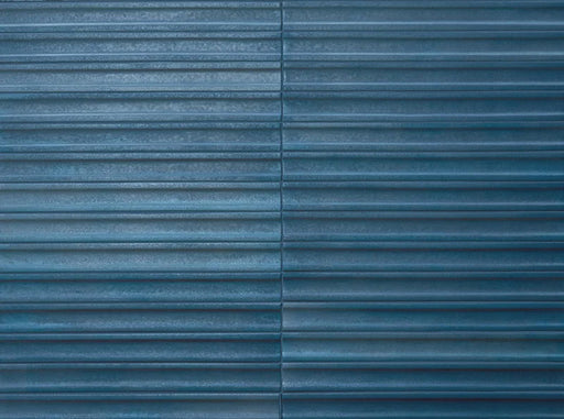 Piastrella per rivestimento interno in gres porcellanato effetto mattoncino della collezione Iridescent di Ceramica Rondine, formato 4.8x45 cm, colore 3D Hump Blue
