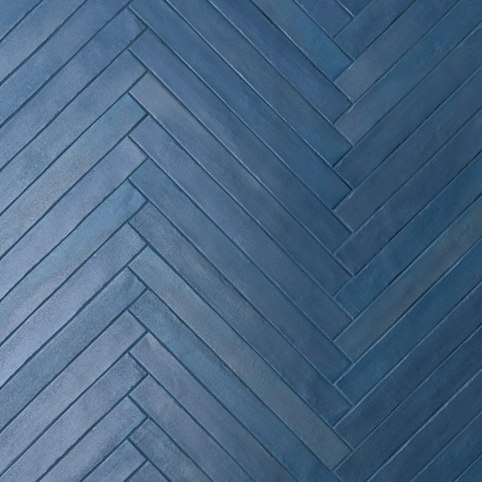 Piastrella per pavimento e rivestimento interno in gres porcellanato effetto mattoncino della collezione Iridescent di Ceramica Rondine, formato 4.8x45 cm, colore Blue