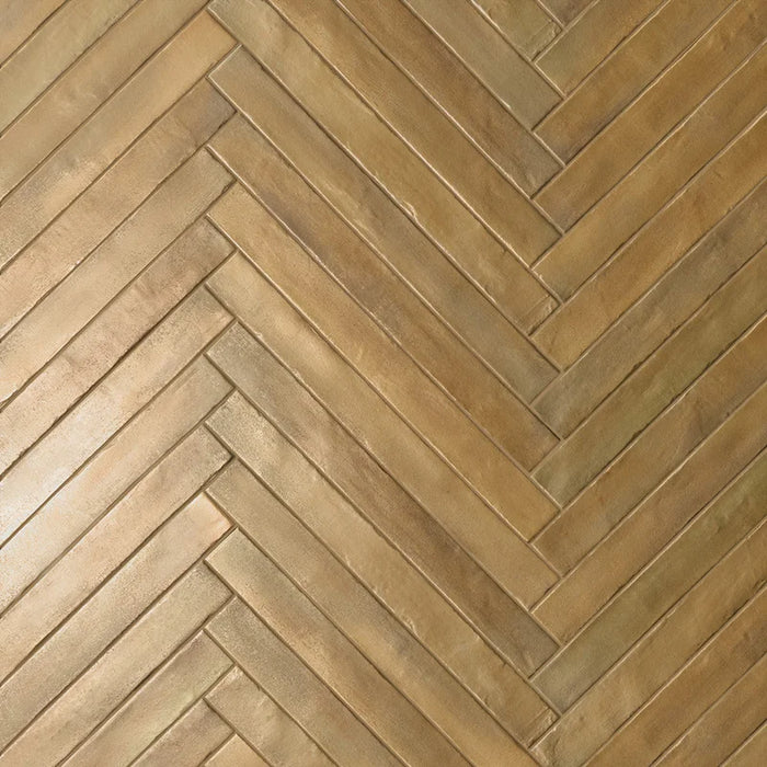 Rivestimento posato a spina di pesce in gres porcellanato effetto mattoncino della collezione Iridescent di Ceramica Rondine, formato 4.8x45 cm, colore Caramel