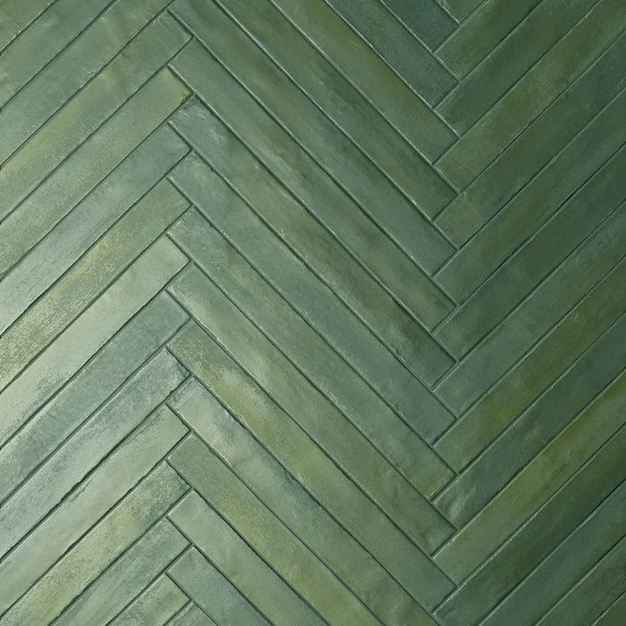 Rivestimento posato a spina di pesce in gres porcellanato effetto mattoncino della collezione Iridescent di Ceramica Rondine, formato 4.8x45 cm, colore Green