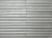 Piastrella per rivestimento interno in gres porcellanato effetto mattoncino a rilievo della collezione Iridescent di Ceramica Rondine, formato 4.8x45 cm, colore 3D Hump Grey