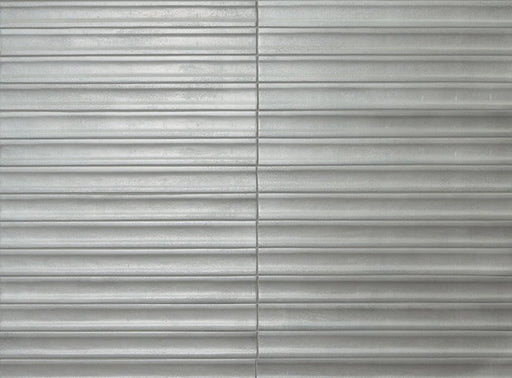 Piastrella per rivestimento interno in gres porcellanato effetto mattoncino a rilievo della collezione Iridescent di Ceramica Rondine, formato 4.8x45 cm, colore 3D Hump Grey