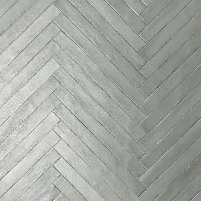 Rivestimento posato a spina di pesce in gres porcellanato effetto mattoncino della collezione Iridescent di Ceramica Rondine, formato 4.8x45 cm, colore Grey