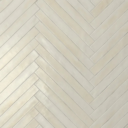 Rivestimento posato a spina di pesce in gres porcellanato effetto mattoncino della collezione Iridescent di Ceramica Rondine, formato 4.8x45 cm, colore Ivory