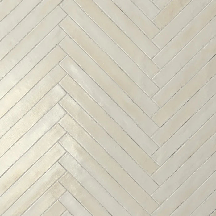 Rivestimento posato a spina di pesce in gres porcellanato effetto mattoncino della collezione Iridescent di Ceramica Rondine, formato 4.8x45 cm, colore Ivory