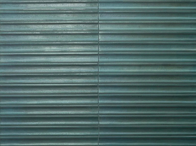 Piastrella per rivestimento interno in gres porcellanato effetto mattoncino a rilievo della collezione Iridescent di Ceramica Rondine, formato 4.8x45 cm, colore 3D Hump Ocean