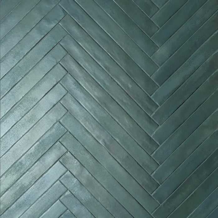Rivestimento posato a spina di pesce in gres porcellanato effetto mattoncino della collezione Iridescent di Ceramica Rondine, formato 4.8x45 cm, colore Ocean