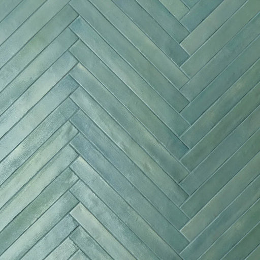 Rivestimento posato a spina di pesce in gres porcellanato effetto mattoncino della collezione Iridescent di Ceramica Rondine, formato 4.8x45 cm, colore Sea Water