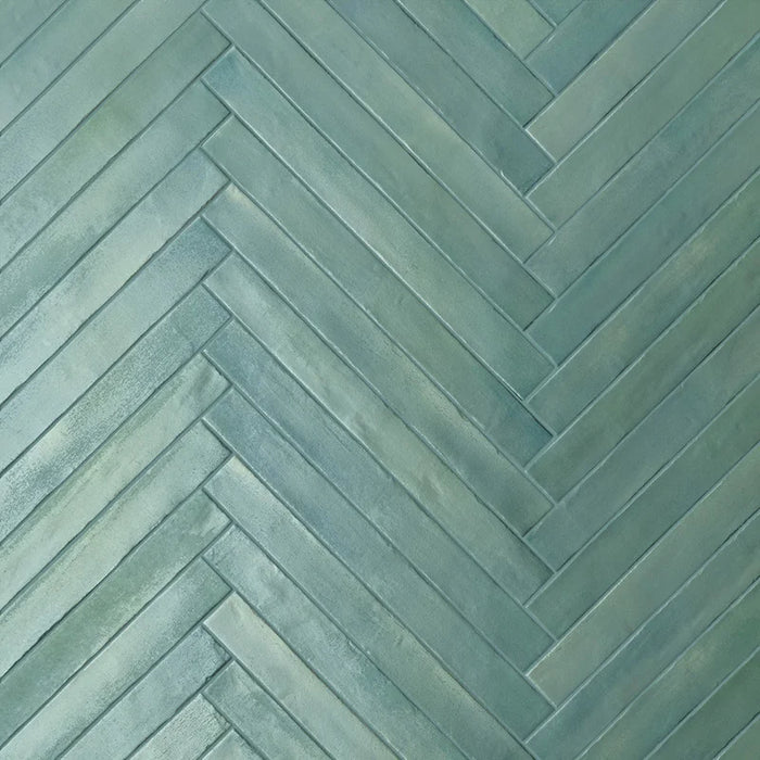 Rivestimento posato a spina di pesce in gres porcellanato effetto mattoncino della collezione Iridescent di Ceramica Rondine, formato 4.8x45 cm, colore Sea Water