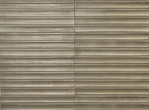 Piastrella per rivestimento interno in gres porcellanato effetto mattoncino a rilievo della collezione Iridescent di Ceramica Rondine, formato 4.8x45 cm, colore 3D Hump Taupe