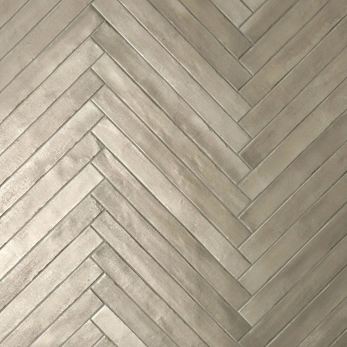 Rivestimento posato a spina di pesce in gres porcellanato effetto mattoncino della collezione Iridescent di Ceramica Rondine, formato 4.8x45 cm, colore Taupe