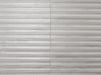 Piastrella per rivestimento interno in gres porcellanato effetto mattoncino a rilievo della collezione Iridescent di Ceramica Rondine, formato 4.8x45 cm, colore 3D Hump White