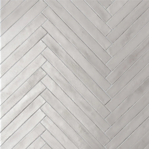 Rivestimento posato a spina di pesce in gres porcellanato effetto mattoncino della collezione Iridescent di Ceramica Rondine, formato 4.8x45 cm, colore White