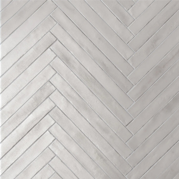 Rivestimento posato a spina di pesce in gres porcellanato effetto mattoncino della collezione Iridescent di Ceramica Rondine, formato 4.8x45 cm, colore White