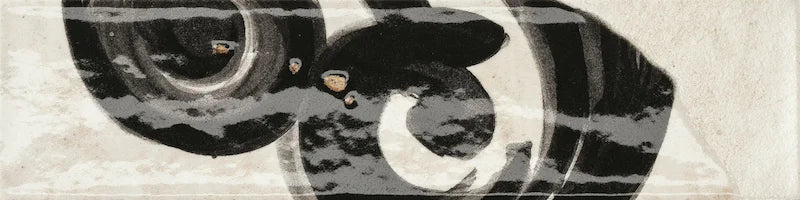 Dettaglio Piastrella da rivestimento in gres porcellanato serie Miniature Fregio di Marca Corona, effetto mattoncino maiolicato, formato 6x24, Colore Nero Maiolica