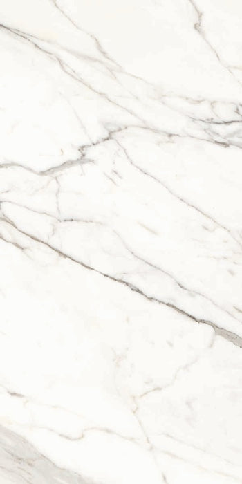 Dettaglio piastrella per pavimenti e rivestimenti in gres porcellanato effetto marmo bianco della collezione Versilia di Ceramiche Keope, formato 60x120, colore Assoluto White 