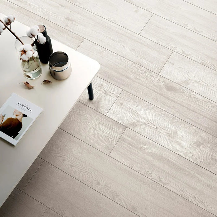 Pavimento in gres porcellanato effetto legno Just Code White di Gardenia Orchidea, formato 20x120, con superficie chiara, venature naturali e bordo rettificato per ambienti luminosi e moderni.