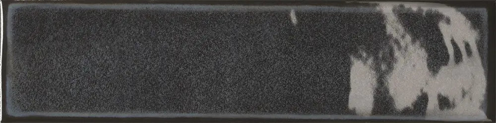 Dettaglio piastrella per rivestimento in ceramica effetto mattoncino Lucido 7,6x30,5 cm della collezione Karma, colore Grafite di Ceramica Settecento