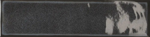 Dettaglio piastrella per rivestimento in ceramica effetto mattoncino Lucido 7,6x30,5 cm della collezione Karma, colore Grafite di Ceramica Settecento