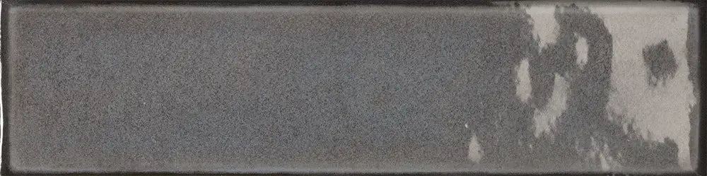 Dettaglio piastrella per rivestimento in ceramica effetto mattoncino Lucido 7,6x30,5 cm della collezione Karma, colore Grigio di Ceramica Settecento