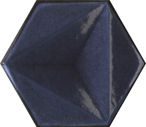 Dettaglio piastrella per rivestimento in ceramica formato esagonale Lucido 15,1x17,3 cm della collezione Karma, colore Blu di Ceramica Settecento