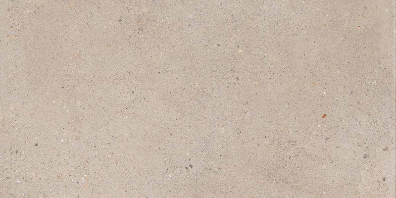 Dettaglio piastrella in gres porcellanato effetto cemento, Ceramiche Keope - Collezione District, formato 30x60 cm, finitura structured R11, colore Greige. Ideale per pavimenti e rivestimenti esterni di design.