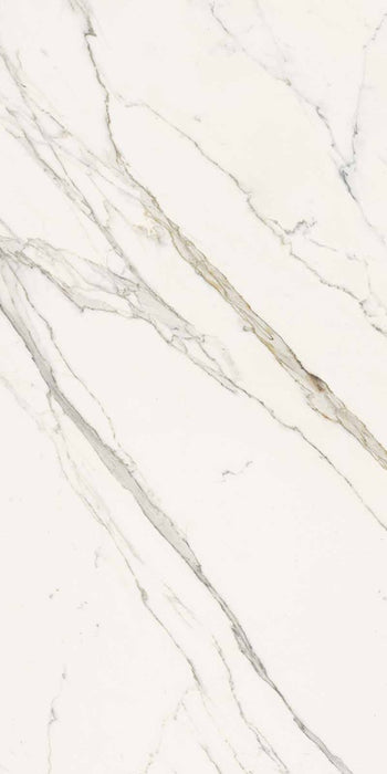 Dettaglio piastrella in gres porcellanato effetto marmo, Ceramiche Keope - Collezione Elements Lux, formato 60x120 cm, finitura lappata, vellutata al tatto, colore Calacatta Statuarietto. Ideale per pavimenti e rivestimenti di design.