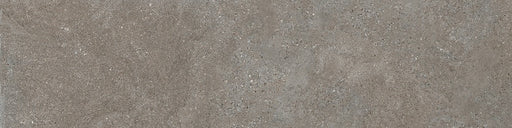 Dettaglio piastrella in gres porcellanato effetto pietra calcarea, Ceramiche Keope - Collezione Brystone, formato 30x120 cm, finitura natural R9, colore Avana. Ideale per pavimenti e rivestimenti di design.