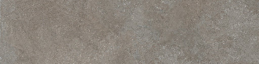 Dettaglio piastrella in gres porcellanato effetto pietra calcarea, Ceramiche Keope - Collezione Brystone, formato 30x120 cm, finitura natural R9, colore Avana. Ideale per pavimenti e rivestimenti di design.