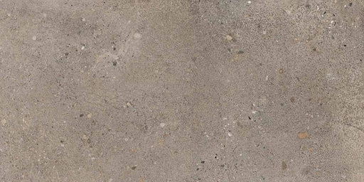 Dettaglio piastrella in gres porcellanato effetto cemento, Ceramiche Keope - Collezione District, formato 30x60 cm, finitura structured R11, colore Grey. Ideale per pavimenti e rivestimenti esterni di design.