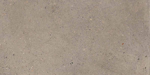 Dettaglio piastrella in gres porcellanato effetto cemento, Ceramiche Keope - Collezione District, formato 30x60 cm, finitura structured R11, colore Grey. Ideale per pavimenti e rivestimenti esterni di design.