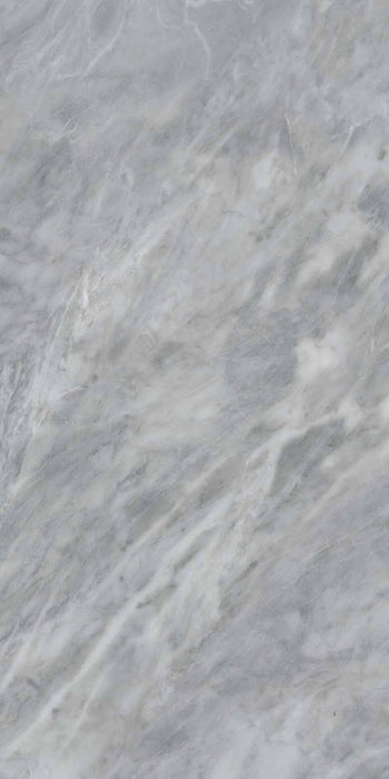 Dettaglio piastrella per pavimenti e rivestimenti in gres porcellanato effetto marmo grigio della collezione Versilia di Ceramiche Keope, formato 60x120, colore Nuvolato Grey