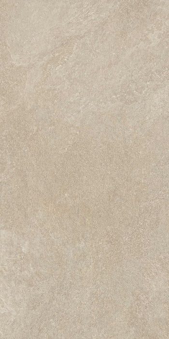 dettaglio piastrella per pavimento e rivestimento effetto pietra quarzite. collezione Arkè, formato 60x120 per esterni, colore Beige
