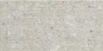 Dettaglio piastrella in gres porcellanato effetto pietra naturale rigata leggermente a rilievo. Omnia di ceramiche keope 60x120 colore Ceppo Grey Crossing 3D