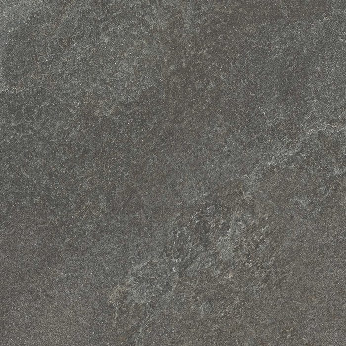 dettaglio piastrella per pavimento e rivestimento effetto pietra quarzite. collezione Arkè, formato 60x60 per esterni, colore Anthracite