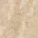 Dettaglio piastrella in gres porcellanato effetto pietra per esterni. Percorsi Frame di ceramiche keope 60x60 antiscivolo colore Travertino Beige