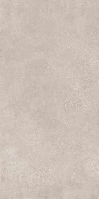 Dettaglio piastrella in gres porcellanato effetto cemento, Ceramiche Keope - Collezione Geo, formato 60x120 cm, finitura Structured R10, colore Silver. Ideale per pavimenti e rivestimenti di design.