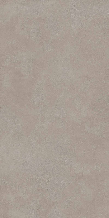 Dettaglio piastrella in gres porcellanato effetto cemento, Ceramiche Keope - Collezione Geo, formato 60x120 cm, finitura Structured R10, colore Grey. Ideale per pavimenti e rivestimenti di design.
