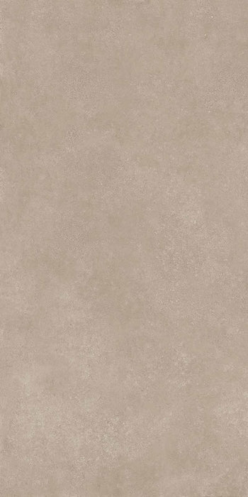 Dettaglio piastrella in gres porcellanato effetto cemento, Ceramiche Keope - Collezione Geo, formato 60x120 cm, finitura Structured R10, colore Walnut. Ideale per pavimenti e rivestimenti di design.