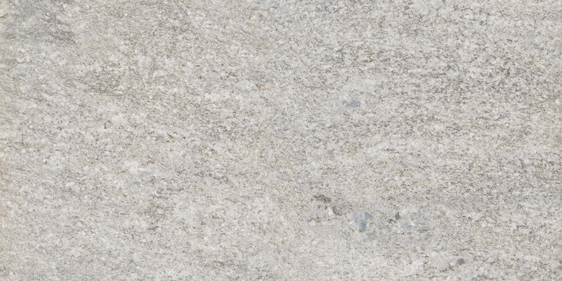 Dettaglio piastrella in gres porcellanato effetto pietra per esterni. Percorsi Frame di ceramiche keope 30x60 antiscivolo colore Plima Silver