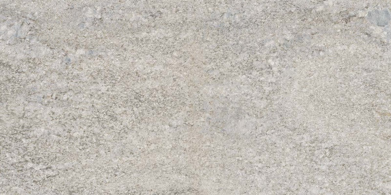 Dettaglio piastrella in gres porcellanato effetto pietra per esterni. Percorsi Frame di ceramiche keope 30x60 antiscivolo colore Plima Silver