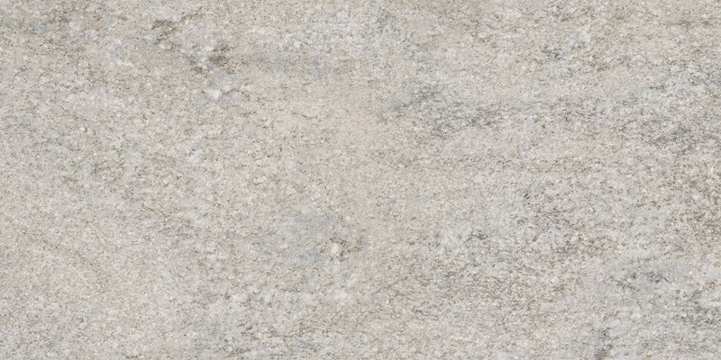 Dettaglio piastrella in gres porcellanato effetto pietra per esterni. Percorsi Frame di ceramiche keope 30x60 antiscivolo colore Plima Silver