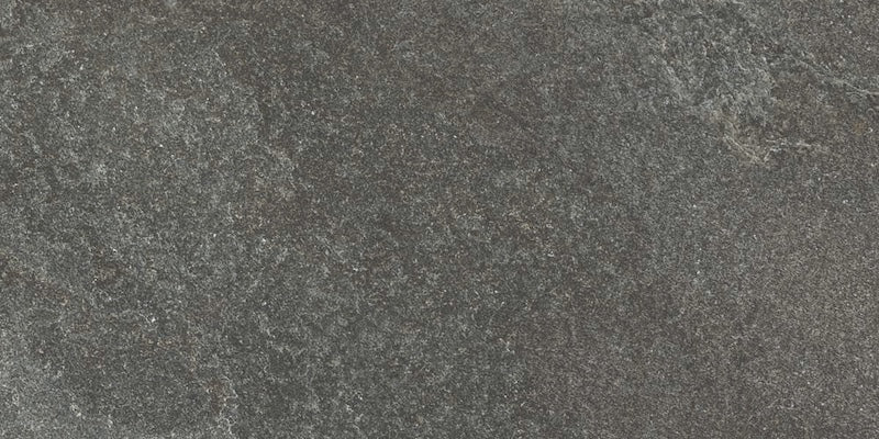 dettaglio piastrella per pavimento e rivestimento effetto pietra quarzite. collezione Arkè, formato 30x60 per esterni, colore Anthracite