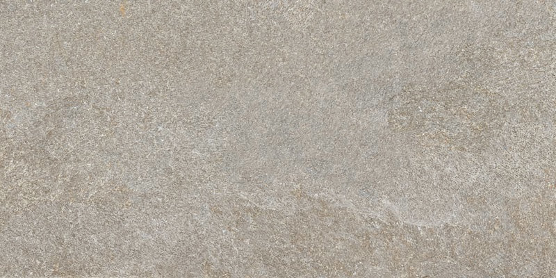 dettaglio piastrella per pavimento e rivestimento effetto pietra quarzite. collezione Arkè, formato 30x60 per esterni, colore Grey