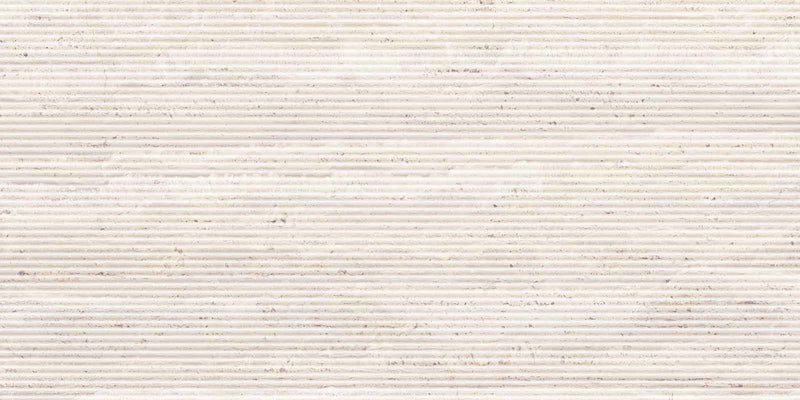 Dettaglio piastrella in gres porcellanato effetto travertino rigato leggermente in rilievo. Trevi di ceramiche keope 60x120 colore Ivory