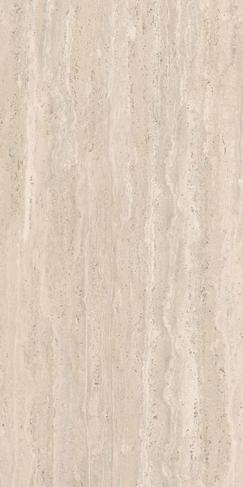 Dettaglio piastrella in gres porcellanato effetto travertino. Trevi di ceramiche keope 60x120 colore Walnut
